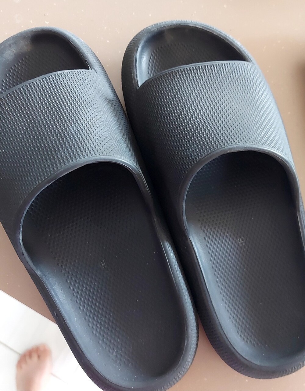 Kylie Black Slides / Sandals